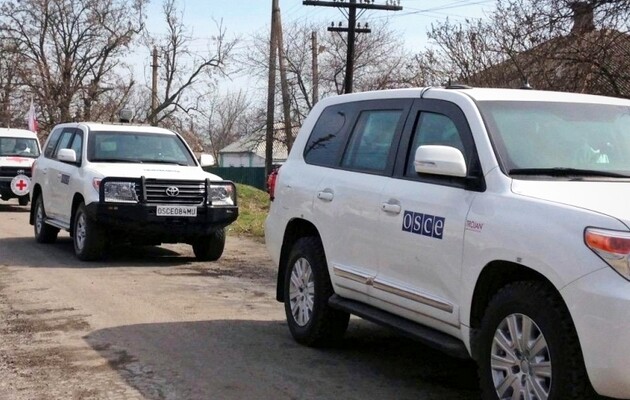 Бойовики намагаються обшукувати автомобілі ОБСЄ