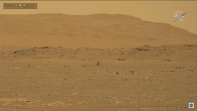 Вертоліт піднявся на висоту трьох метрів