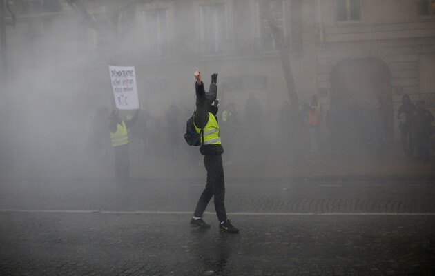 У Франції зростає вуличне насильство перед виборами 