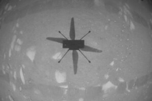 NASA показало видео первого полета вертолета Ingenuity на Марсе