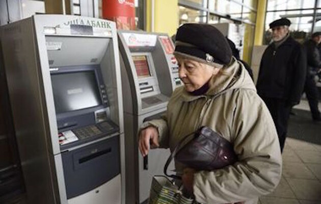 Виплата пенсій - Третина пенсіонерів отримують гроші через Укрпошту 