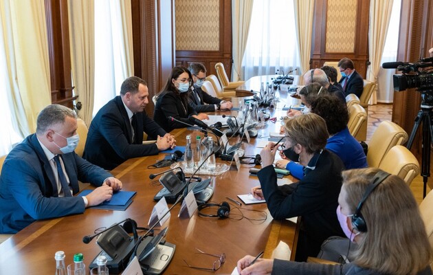 Єрмак обговорив з послами G7 переговори про припинення війни в Донбасі 