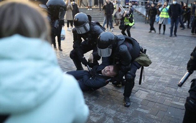 На мітінгах за Навального в Росії затримали понад 1700 людей
