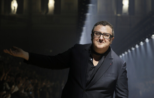  Альбер Ельбаз був креативним директором Lanvin і Yves Saint Laurent, працював з Converse, LeSportsac і іншими виробниками одягу і будинками моди у Франції і США