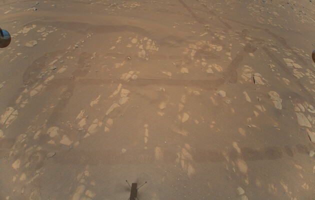 Вертолет Ingenuity сделал снимок, находясь в воздухе