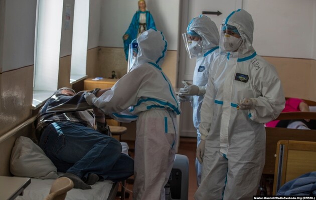 В Украине обнаружили 9 590 новых COVID-случаев, почти вдвое больше людей выздоровело