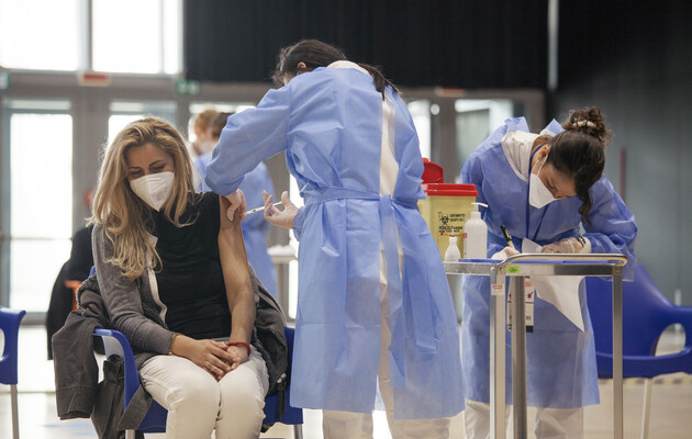 Рим, Италия - 24 февраля 2021 года: Первый день массовой вакцинации учителей