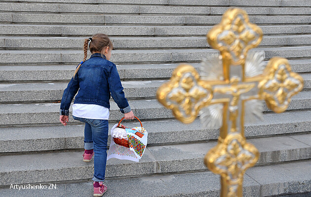 Посмотреть пасхальные службы можно по телевизору или онлайн