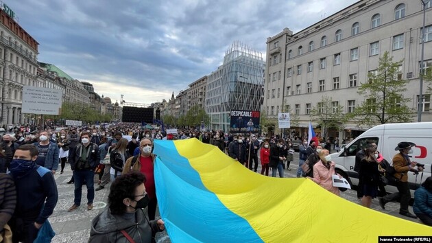 На акции протеста в Чехии развернули украинский флаг 