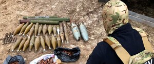 СБУ знайшла дві схованки бойовиків «ЛНР» з боєприпасами: фоторепортаж 