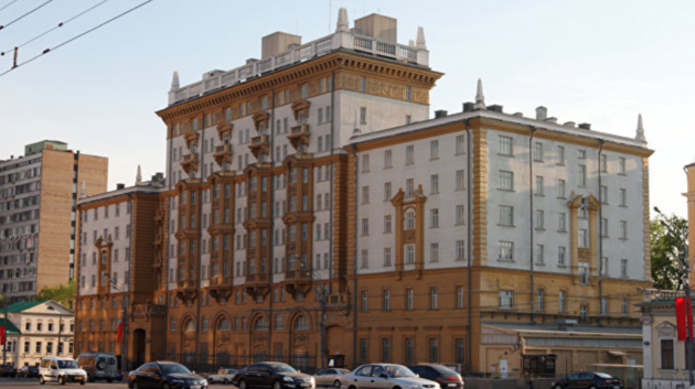 Американське посольство в Росії скорочує штат на 75%