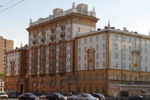 Американское посольство в России сокращает штат на 75% 