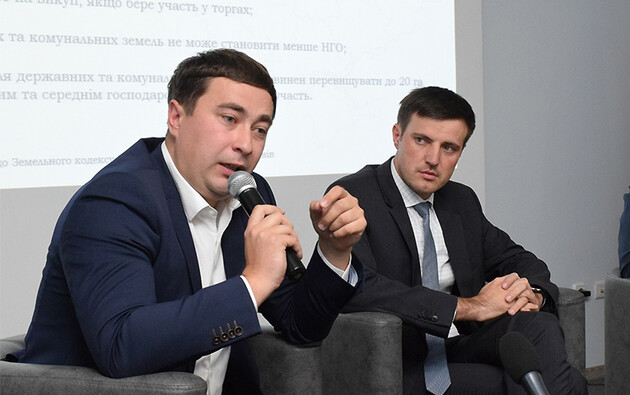 Міністр аграрної політики України Роман Лещенко (ліворуч), заступник міністра розвитку економіки, торгівлі і сільського господарства України Тарас Висоцький (праворуч)