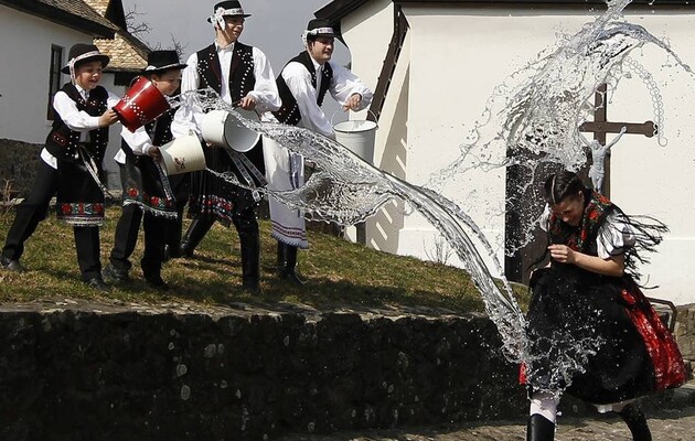 У Поливаний понеділок юнаки обливають водою дівчат