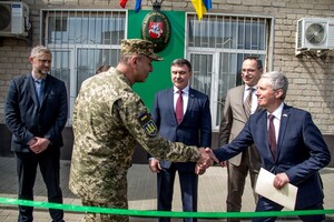 В городах Донецкой и Луганской областей открылись консульства Литвы и Латвии: фоторепортаж