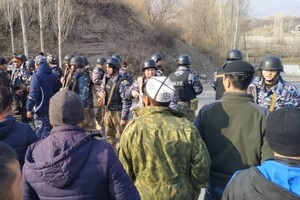 СМИ: Таджикистан передвигает военную технику к границе Кыргызстана 
