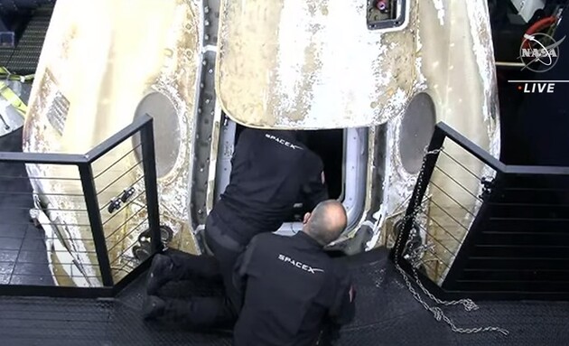 Астронавты NASA вернулись из космоса на судне SpaceX