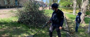 Українські сапери приступили до розмінування території обстріляної лікарні в Красногорівці: фоторепортаж 