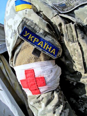 Один військовий загинув, ще один поранений після обстрілу бойовиків на сході України 