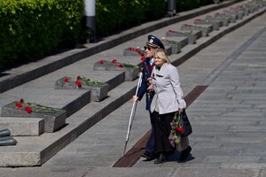 Большинство украинцев считает, что Украина должна отмечать и День памяти, и День победы над нацизмом — опрос 