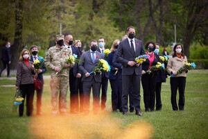 В День памяти и примирения Зеленский с послами стран G7 и ЕС посетил Луганскую область 