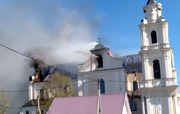 У Білорусі загорівся Будславський костел — дах над нефом згорів повністю 
