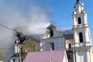 У Білорусі загорівся Будславський костел — дах над нефом згорів повністю 