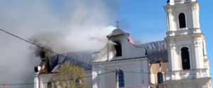 У Білорусі загорівся Будславський костел — дах над нефом згорів повністю 