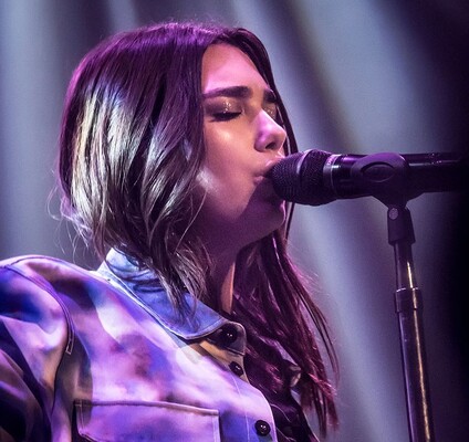 Дуа Липа названа лучшей британской артисткой года