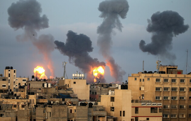 Опубликовано видео уничтожения высотного жилого дома ракетой в секторе Газа 