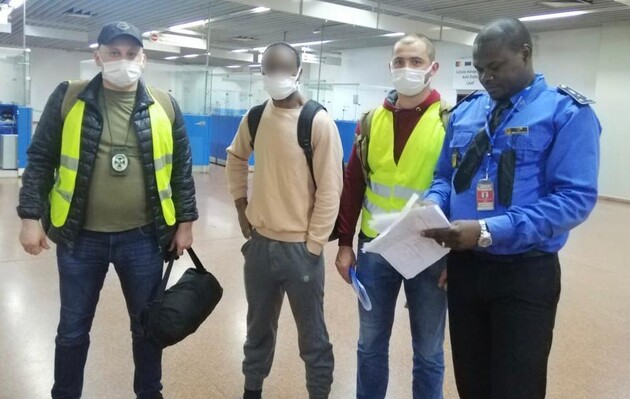 Днями прикордонники супроводили на батьківщину громадянина Камеруну, який відмовлявся залишати Україну