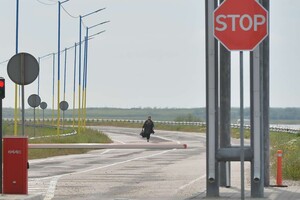 Разумков заявил об уменьшении числа авто, пересекающих админграницу с оккупированным Крымом 