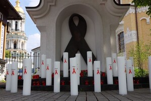 У Всесвітній день пам’яті жертв СНІДу в Києві провели традиційну акцію