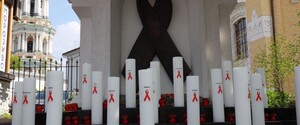 У Всесвітній день пам’яті жертв СНІДу в Києві провели традиційну акцію