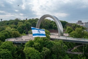 Над Києвом пролетів 40-метровий стяг до Дня незалежності Ізраїлю