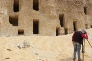 Археологи обнаружили в Египте необычные скальные гробницы