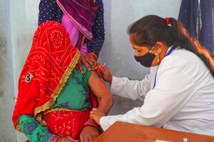 Индия может не возобновить экспорт COVID-вакцины до октября — Reuters