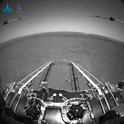 Китайский аппарат передал первые снимки с поверхности Марса