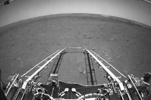 Китайський апарат передав перші знімки з поверхні Марса 