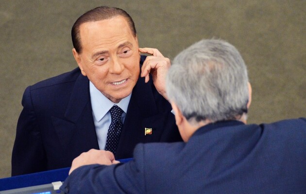 Сильвио Берлускони, которого обвиняют во взяточничестве, серьезно заболел