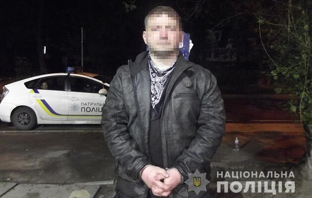 В Киеве мужчина стрелял по людям и ранил военного 
