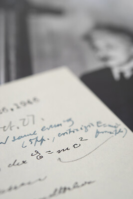 Лист Альберта Ейнштейна зі знаменитою формулою E = mc2 продали більш ніж за 1,2 мільйона доларів 