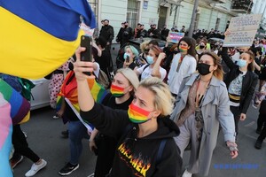 В Киеве состоялся марш в поддержку трансгендеров: без провокаций не обошлось