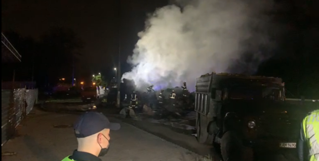 Смертельна ДТП в Києві: на Брест-Литовському шосе вантажівка зіткнулася з легковим автомобілем і загорілася 