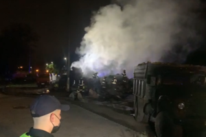 Смертельное ДТП в Киеве: на Брест-Литовском шоссе грузовик столкнулся с легковым автомобилем и загорелся
