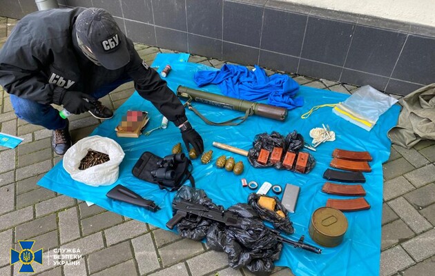 В дренажной системе Киева нашли арсенал оружия 