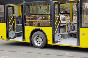 У Києві невідомий жбурнув у тролейбус «коктейль Молотова», постраждала пасажирка