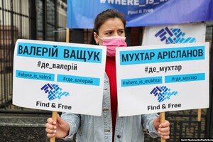 Хождение по бесконечному кругу: активисты КримSOS вышли к посольству РФ в поддержку жертв насильственных исчезновений в Крыму 
