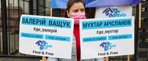 Хождение по бесконечному кругу: активисты КримSOS вышли к посольству РФ в поддержку жертв насильственных исчезновений в Крыму 