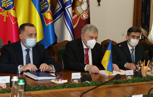 Україна закуповуватиме товари оборонного призначення через міжнародні спеціалізовані організації
